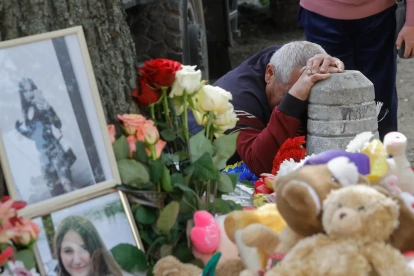 Imagen del 15 de mayo de 2026, de ofrendas a las víctimas de un ataque ruso a Kiev.