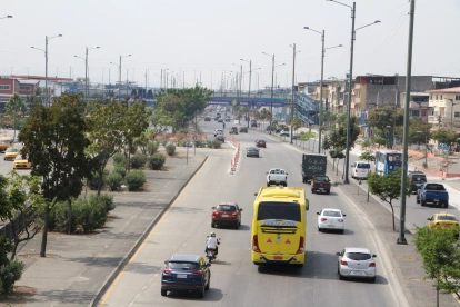 Conductores cuestionan el diseño de la ciclovía por el estrechamiento de carriles en Guayaquil.