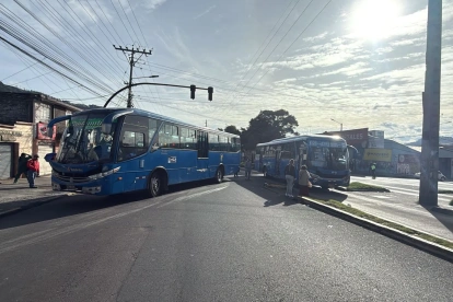 Personal de emergencia atendió a las víctimas de dos siniestros viales ocurridos en el norte y sur de Quito.