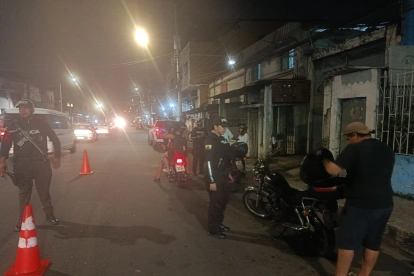Operativo policial en Guayaquil durante controles nocturnos, en el marco de acciones contra grupos delictivos.