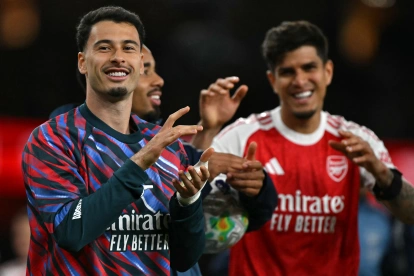 Arsenal venció 1-0 a Burnley y está cerca de coronarse en la Premier League, con la presencia de Piero Hincapié (d)