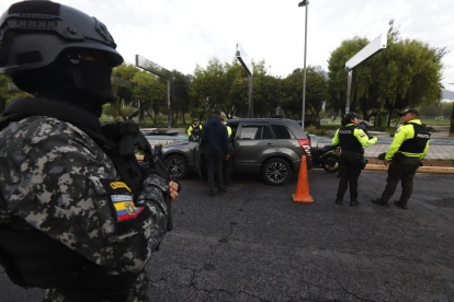 Policía. La mañana de ayer, último día del toque de queda, se desplegó un operativo en la avenida de los Shyris.
