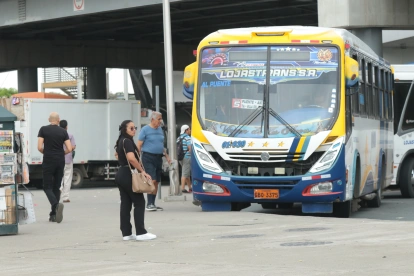 Precaución. Antes de subirse a los buses, los pasajeros toman todos los resguardos necesarios.