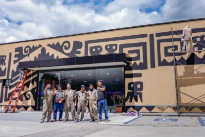 Trabajadores ultiman detalles del mural en el Museo Nacional de Quito, parte del nuevo espacio inmersivo.