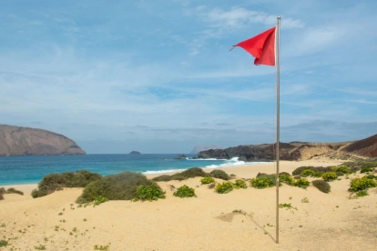 Ecuador activó bandera roja en 14 playas este 19 de mayo por fuerte oleaje y aguaje.