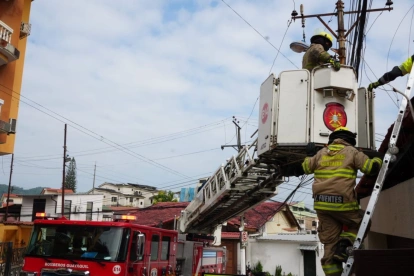 Los bomberos atendieron la emergencia de un hombre que se electrocutó en Lomas de Urdesa.