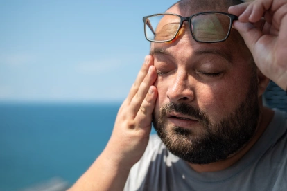 Referencial. El ciudadano se protege del sol durante una jornada marcada por radiación UV extrema y altas temperaturas.