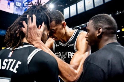 Victor Wembanyama y Stephon Castle durante un encuentro de los San Antonio Spurs en la NBA.