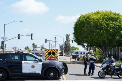 Integrantes de la Policía de San Diego custodian la zona del ataque contra una mezquita este lunes, en San Diego (Estados Unidos).