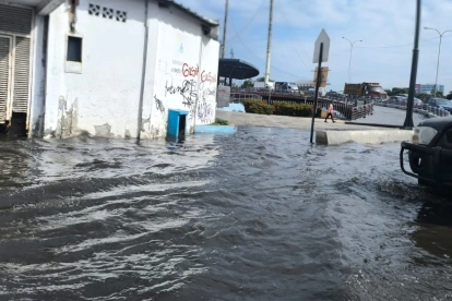 En la calle Ismael Pérez Pazmiño, junto al Malecón del Salado, se acumuló el agua por la marea alta.