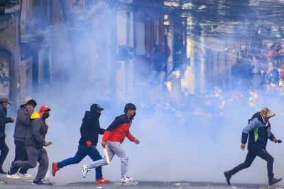Manifestantes se enfrentan con la Policía durante una protesta, en la que exigen la renuncia del presidente Rodrigo Paz este lunes, en La Paz (Bolivia).