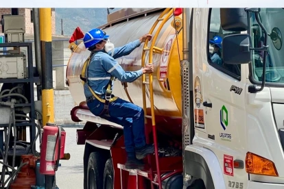 Personal de la Agencia de Regulación y Control verifica el despacho de combustible.