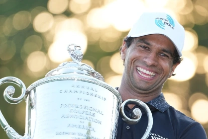 El golfista inglés Aaron Rai celebra con el trofeo tras consagrarse campeón de un torneo oficial de la PGA.