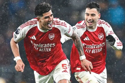 Piero Hincapié (i), figura de la defensa de Arsenal en la Premier League.