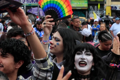 Jóvenes simpatizantes del candidato a la Presidencia de Colombia por el partido Pacto Histórico, Iván Cepeda, asisten a un evento de campaña en Bogotá (Colombia).