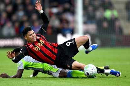 Evanilson del Bournemouth en acción con el Marc Guehi del Manchester City, que empataron 1-1.