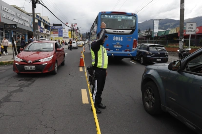 Agentes metropolitanos de tránsito realizan controles para verificar el cumplimiento del pico y placa.