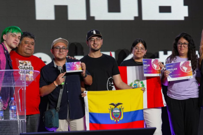 Los creadore de Rongú al rceibir el primer lugar en la categoría Best Game LATAM.