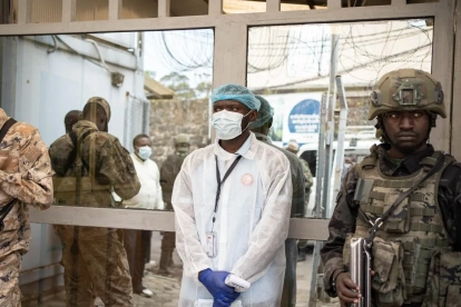 Personal se prepara para controlar la temperatura de los visitantes como medida preventiva contra el ébola en Goma, Kivu del Norte, República Democrática del Congo, el 19 de mayo de 2026.