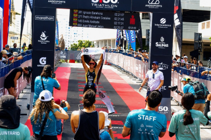 La llegada de la triatleta Alejandra Proaño a la meta del Ironman 5150, en Salinas.