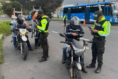 Imagen referencial. Efectivos de la Policía durante un control a motocicletas en Quito.