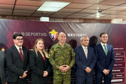 El general Ricardo Cajas (c) asumió la presidencia del Club Deportivo El Nacional el 17 de diciembre de 2025, tras la renuncia de Marco Vinicio Pazos.