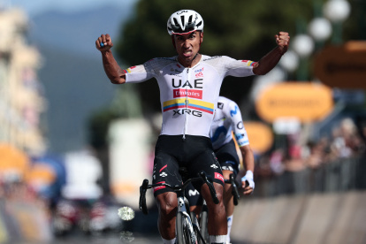 Jhonatan Narvaez celebra eufórico luego de pasar primero la meta de la etapa 11.