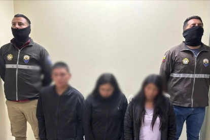 Tres personas fueron aprehendidas en el sur de Quito por presuntamente robar celulares en buses urbanos.