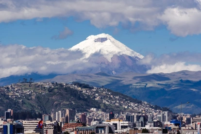 Quito se asienta en una hoya flanqueada por un río. Rodeada de cerros y valles, se ha ido desparramando como si quisiera alcanzar a la legión de nevados y volcanes que la vigilan.