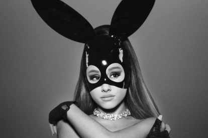 A nivel internacional, el disco se convirtió en el primer álbum de Ariana Grande en alcanzar el puesto número 1