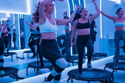 El rebounding es un ejercicio de bajo impacto realizado sobre un mini trampolín, que combina saltos con trabajo de fuerza usando pesas y ligas.