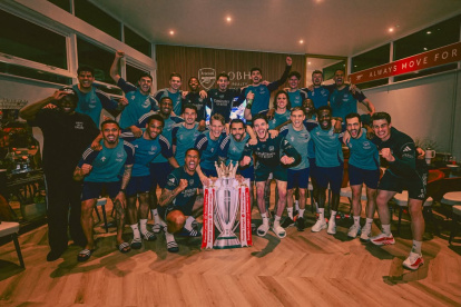 Los jugadores de Arsenal se reunieron para celebrar el título de la Premier League.