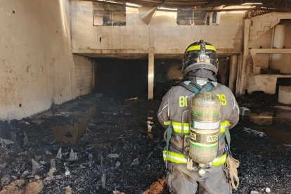 Los bomberos soficaron y controlaron en fuego en la mueblería.