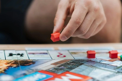 El juego transforma las dinámicas clásicas en una experiencia que refleja la adrenalina de la pista.