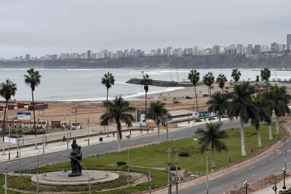 Foto referencialde la avenida Costa Verde cerrada por derrumbes producto del sismo ocurrido este domingo 15 de junio de 2025, en Lima (Perú).