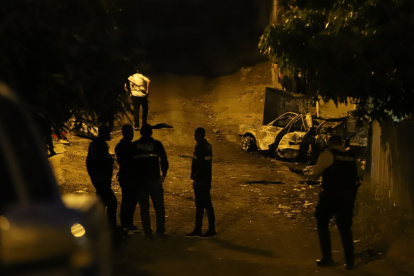 La detonación del auto cargado con tanques de gas doméstico se dio en la cooperativa El Sol, en el sector Trinidad de Dios, noroeste de Guayaquil.