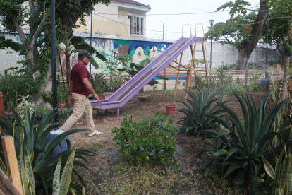 Una vecina puso plantas frutales en un espacio del parque de la manzana 16, en la etapa 11 de la Alborada, aunque eso generó roces con vecinos y una inspección municipal.