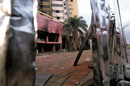 Los atacantes vulneran las cercas para robar el edificio Multicomercio, en Guayaquil.
