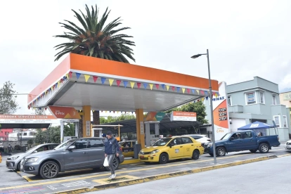 La venta irregular de gasolinas se agudizó en la semana del 11 de mayo de 2026. Pese a las largas filas, el gobierno afirmó que hbaía stock.