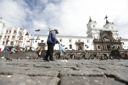 Centro. Alimentar a las palomas favorece la presencia de múltiples plagas.
