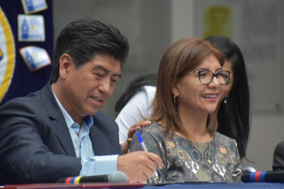 Lilia Yunda junto a su hermano, el exalcalde de Quito, Jorge Yunda.