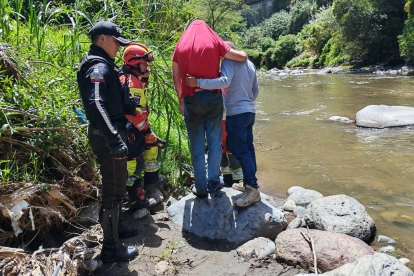 La Policía y bomberos rescataron al joven que estaba en una zona de difícil acceso.