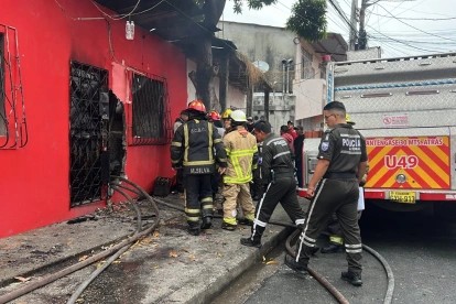 El incendio se registró alrededor de las 06:00 en una vivienda de la cooperativa Santiaguito de Roldós.