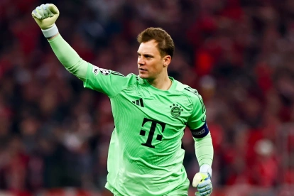 El portero del Bayern de Múnich, Manuel Neuer, celebra la victoria vistiendo la indumentaria verde de local en la máxima competición europea.
