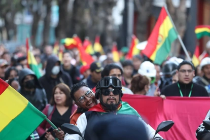 Integrantes de "plataformas ciudadanas" participan en una manifestación en contra de los bloqueos, en La Paz (Bolivia).