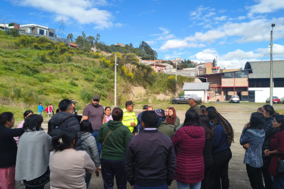Padres de familia protestaron en la unidad educativa por los casos de presunta agresión sexual cometidos por un docente.