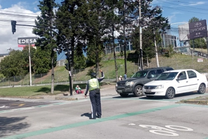 En varios sectores del sur de Quito los semáforos estaban apagados por el corte de luz.
