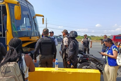 Policía bloqueó buses con familiares en Guayaquil cuando iban a protestar por condiciones