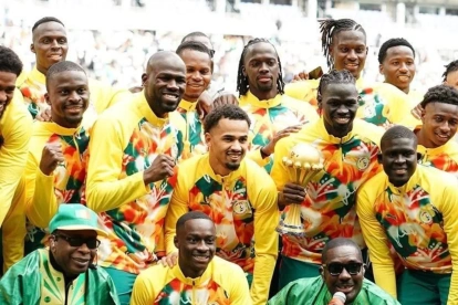 Jugadores de la selección de Senegal posan con el trofeo tras consagrarse campeones en el torneo africano.