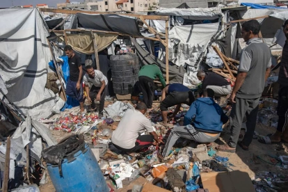 Palestinos inspeccionan los daños en sus tiendas de campaña en la zona de Al-Mawasi tras un ataque aéreo israelí, en la Franja de Gaza, el 21 de mayo de 2026.